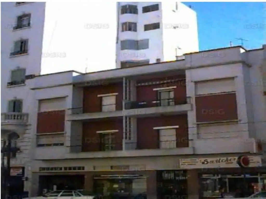 VENTA DEPARTAMENTO TRES AMBIENTES, FRENTE , BALCÓN, SOBRE AVENIDA INDEPENDENCIA