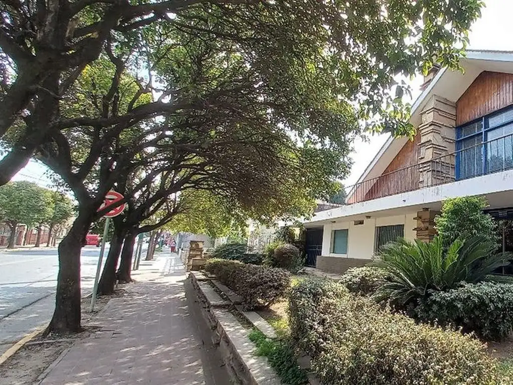 Casa 6 Dor, ideal consultorios, LA CALERA CENTRO