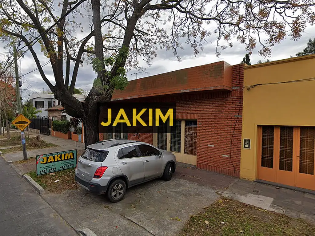 Casa a reciclar con frente en 2 calles, ubicada en importante intersección de Martín Coronado.