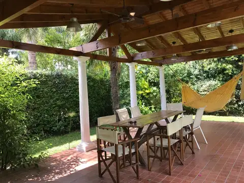 Impecable casa reciclada en el cul de sac  con pileta climatizada, quincho aparte  y galería cerrada