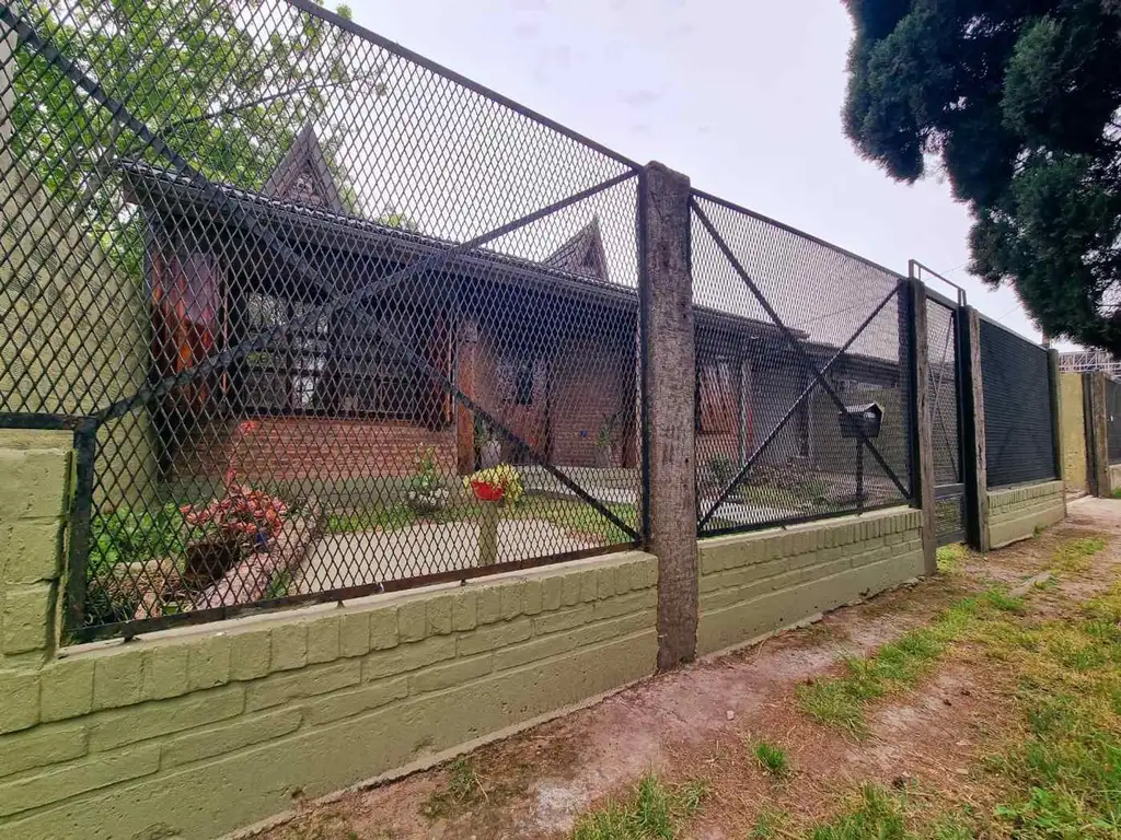 CASA VENTA BURZACO CON GARAGE Y GRAN FONDO