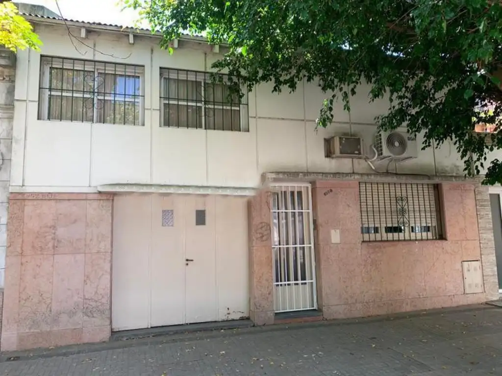 Casa en venta - 3 dormitorios 2 baños - Cochera - 400mts2 - La Plata