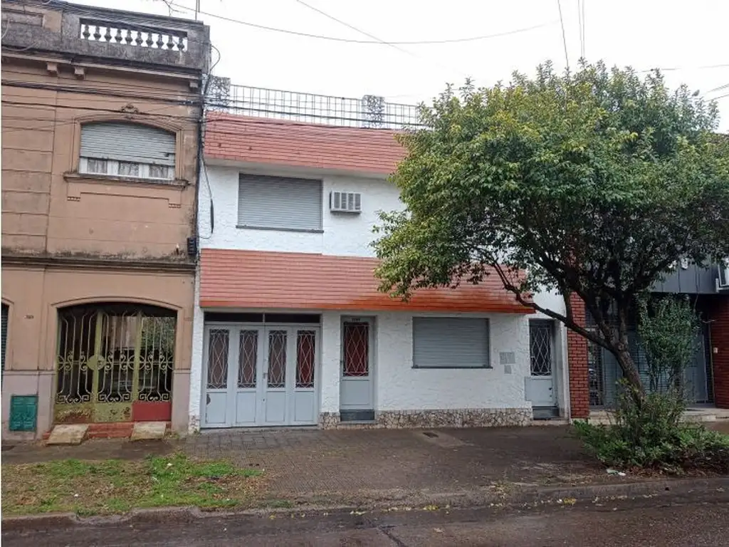 VENTA CASA CON GARAJE Y PATIO - LA PAZ 3300