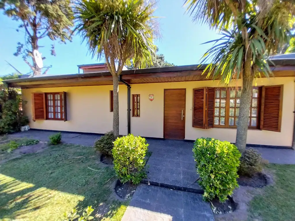 Venta Casa 5 ambientes cochera y parque El Sosiego