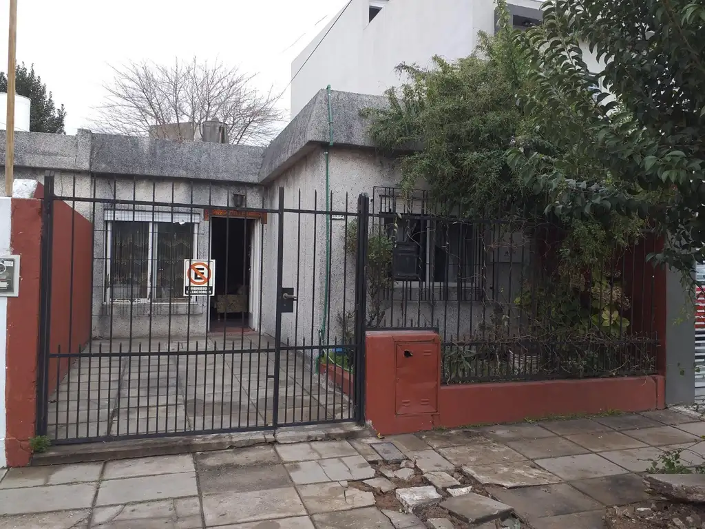 VENTA DE CASA 3 AMB. CON PATIO Y EMTRADA DE AUTO