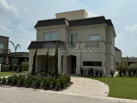 Casa de 5 ambientes estilo francés con piscina y detalles de categoría.