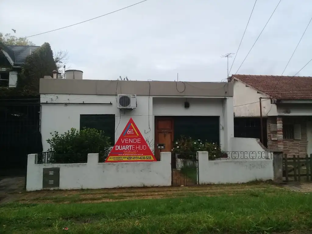 Casa en muy buena ubicaicon sobre amplio lote