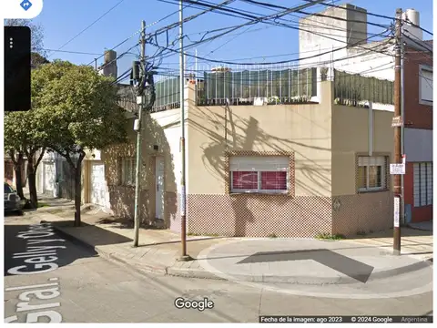 Casa en alquiler en Villa Sarmiento. Muy  luminosa. A 6 cuadras de la estación Ramos Mejía. Cerca de todo!