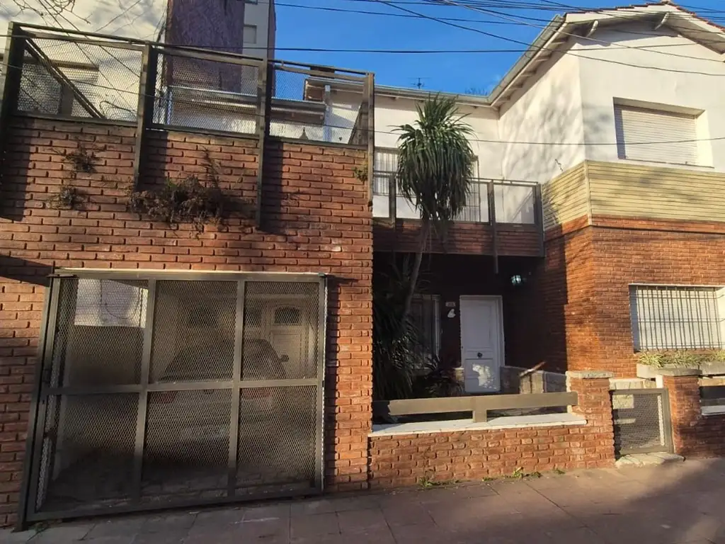 VENTA CASA OLIVOS 5AMB PATIO PARRILLA P/ACTUALIZAR