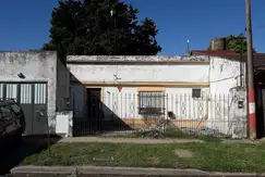 Casa en venta - 2 dormitorios 1 baño - Cochera - 385mts2 - Villa Elvira, La Plata