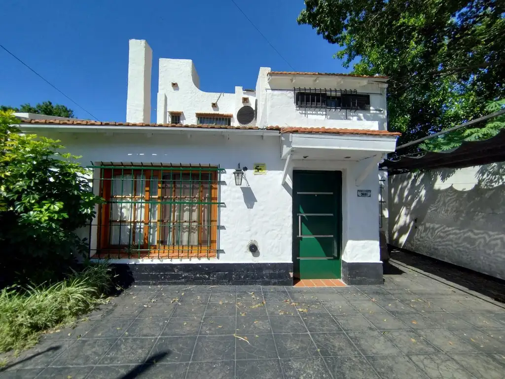 CASA EN 2 PLANTAS CON JARDÍN