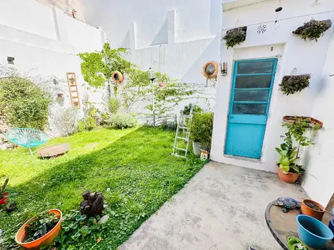 CASA EN VENTA EN PIÑEYRO CON COCHERA Y JARDIN