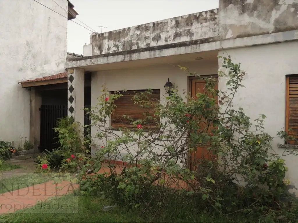 VENTA CASA 3 AMB. CON EXCELENTE FONDO EN MORON SUR