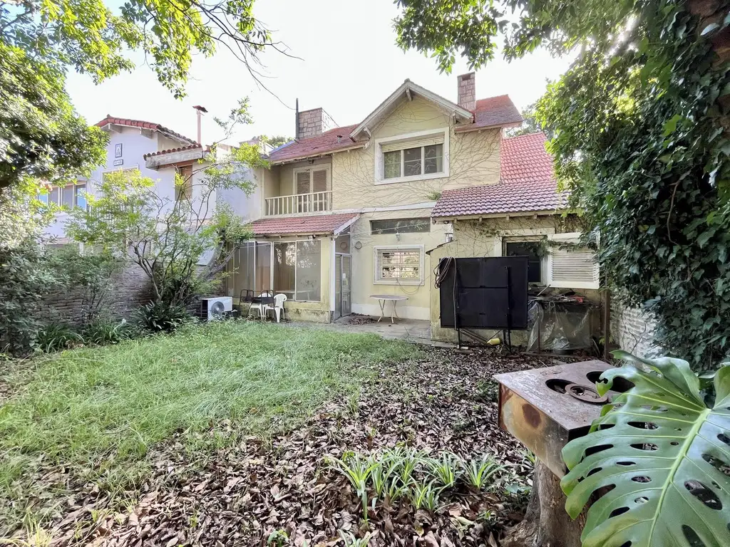 IDEAL TERRENO DE 256M2 CON CASA PARA DEMOLER, UBICADO EN LA LUCILA, VICENTE LOPEZ.