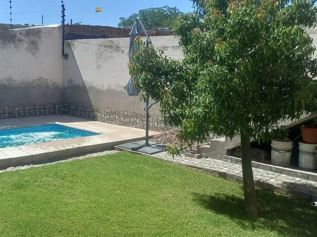 HERMOSA CASA EN VENTA CON PILETA EN LAS HERAS