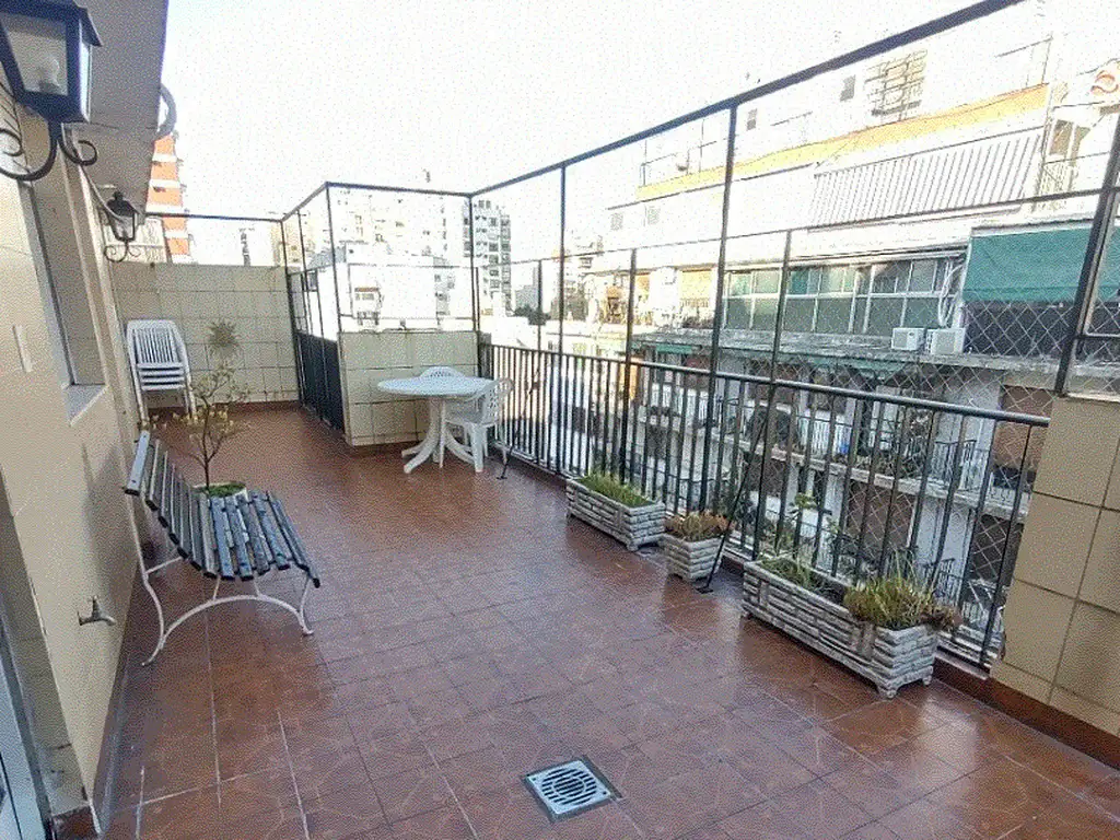 Gran departamento en VENTA con balcón