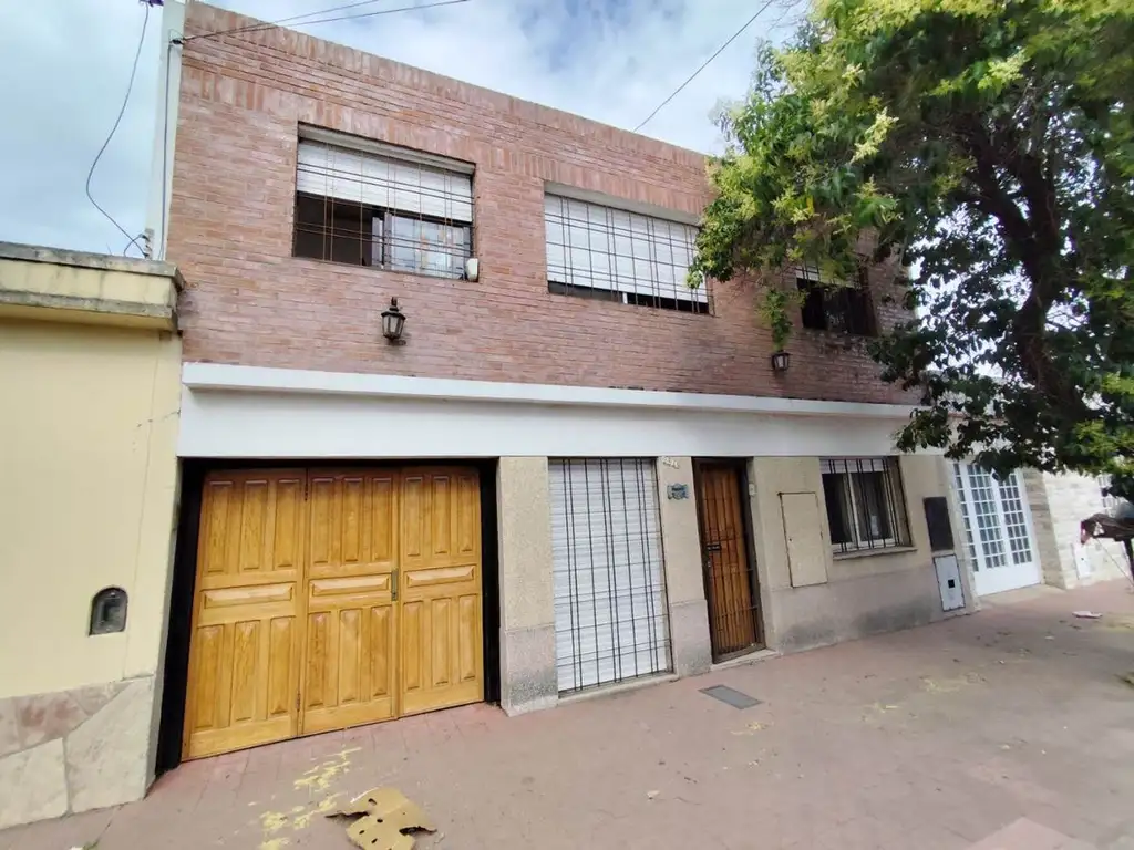 VENTA GRAN CASA C. PATIO QUINCHO Y PILETA Bº MAIPU