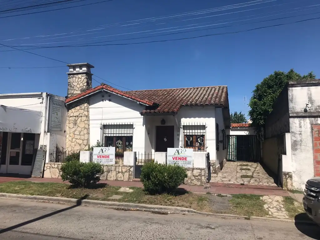 CASA EN ZONA COMERCIAL