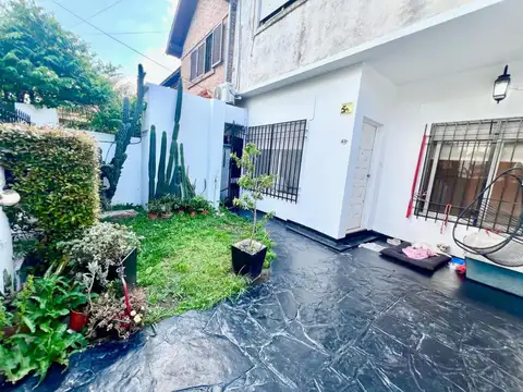 Martínez: PH en Planta Baja. 3 Amb. Jardin y Entrada de Auto Al Frente. Patio