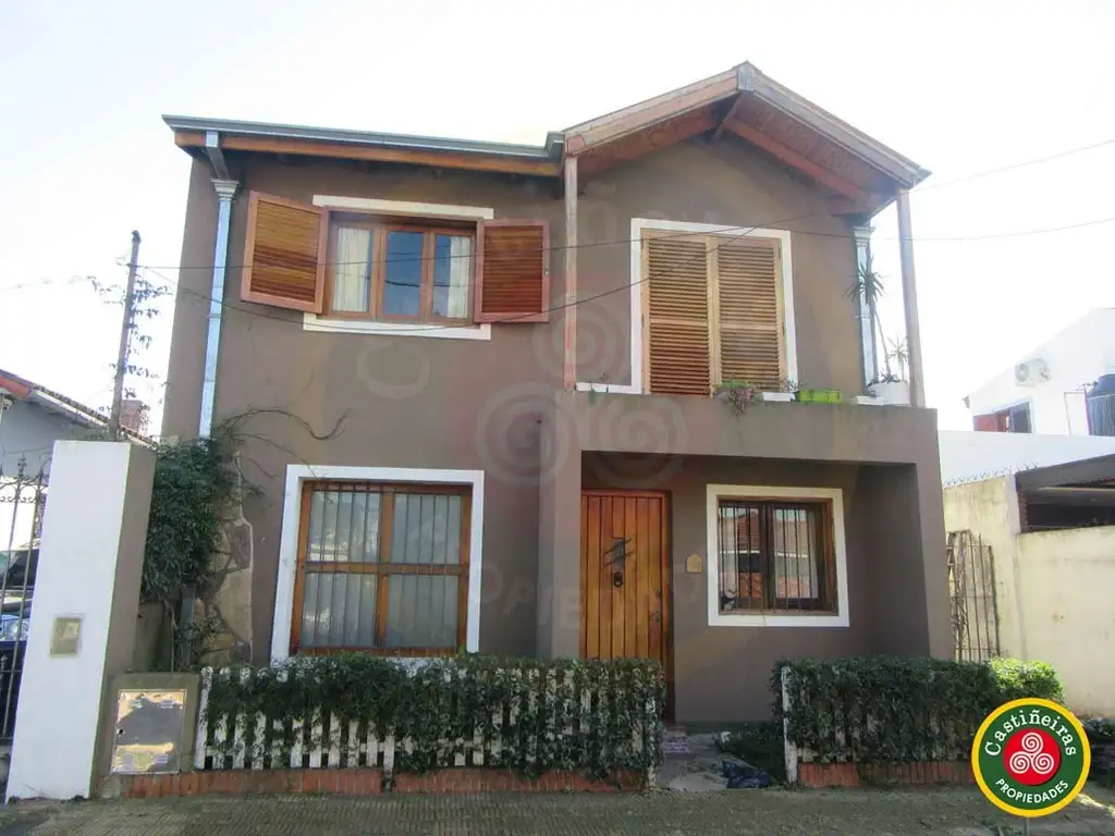 VENTA - CASA - 200 METROS DE AV. YRIGOYEN - AMPLIO LOTE CON QUINCHO - POSIB. DE 4 DORMITORIOS