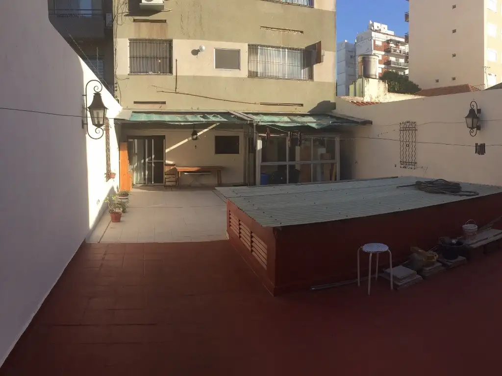 Muy buen departamento en PB con gran patio