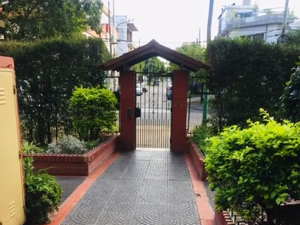 Departamento 2 ambientes al frente sobre Av. Pte. Peron en complejo cerrado con plazas internas