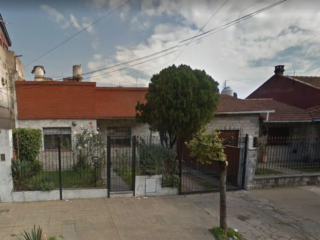 Casa 3 Amb   Dpto 2 Amb c/ Entrada de Auto 136 m² Cub.- San Justo