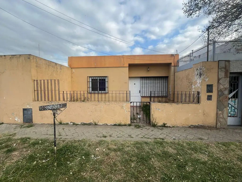 EN VENTA - CASA DE 2 DORMITORIOS CON JARDIN - BARRIO LAS DELICIAS