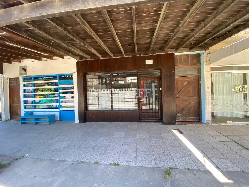 LOCAL COMERCIAL , CON VIVIENDA ,SOBRE AVENIDA 3