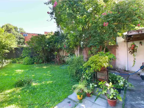 Venta lote con 2 casas con jardin cochera  Beccar