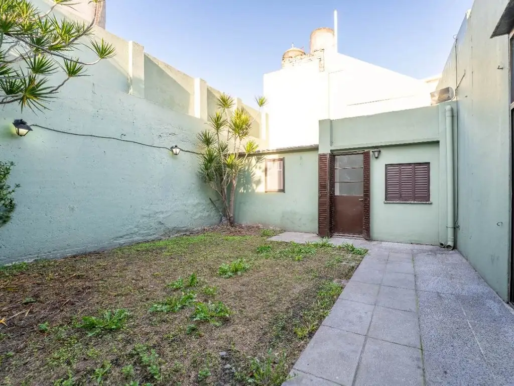 Casa americana, en planta baja, terraza y jardin.