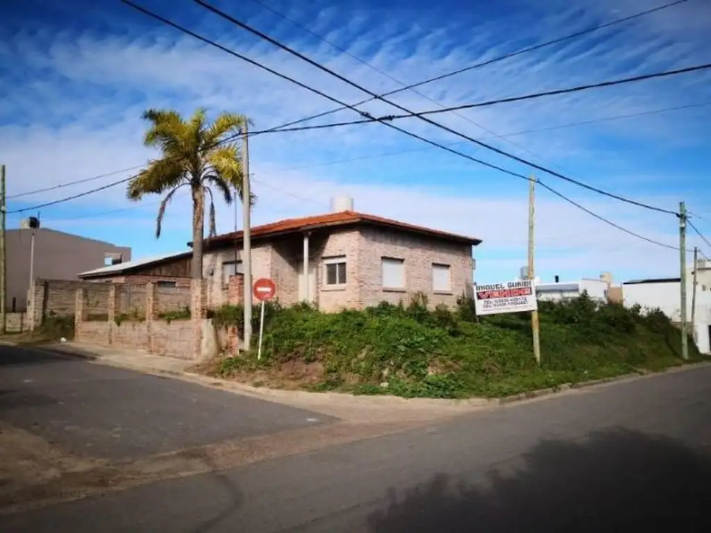 Casa De Dos Dormitorios, Living Comedor, Cochera/quincho. Vista Al Rio