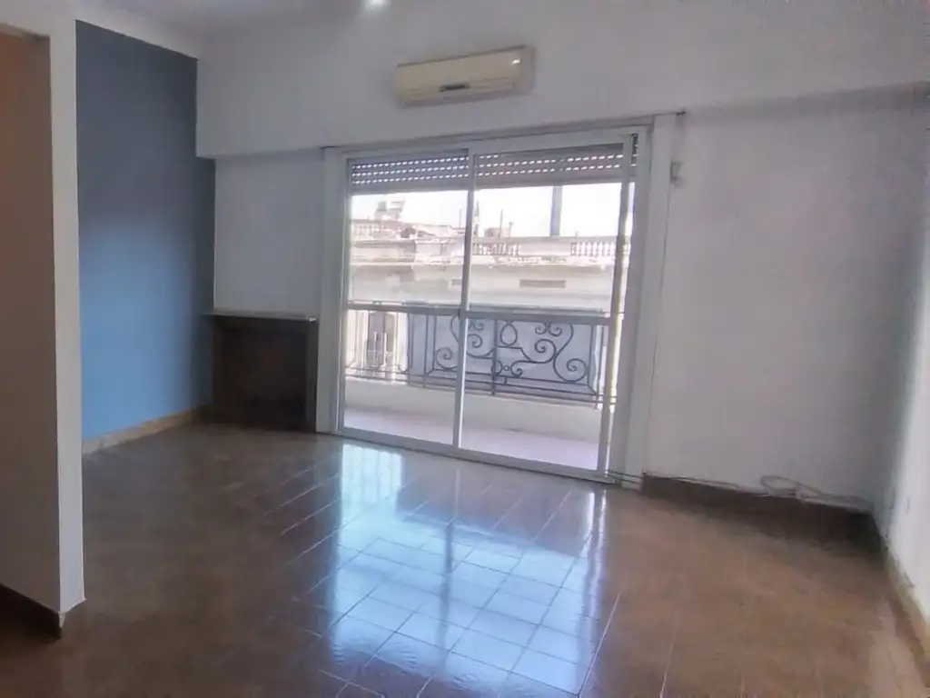 Departamento de 3 ambientes 74m2 con 2balcones y lavadero cubierto luminoso en el barrio de Flores