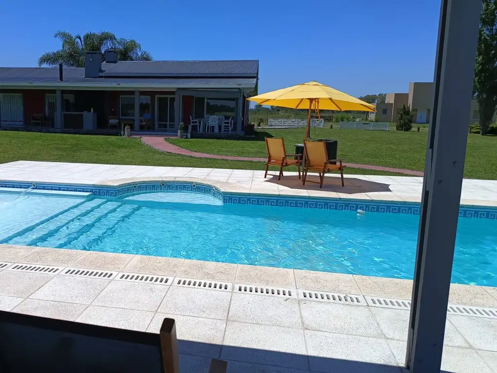 CHALET EN "EL ESPINILLO GOLF" COUNTRY CLUB - BARRIO CERRADO