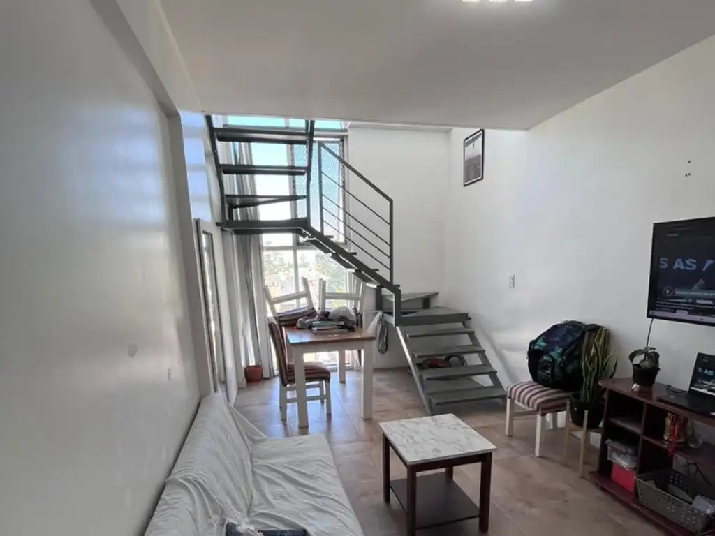 ¡Departamento en alquiler tipo duplex en Bernal Centro - edificio con pileta y gimnasio!