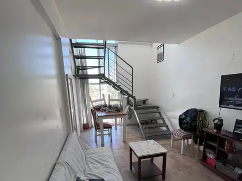 ¡Departamento en alquiler tipo duplex en Bernal Centro - edificio con pileta y gimnasio!