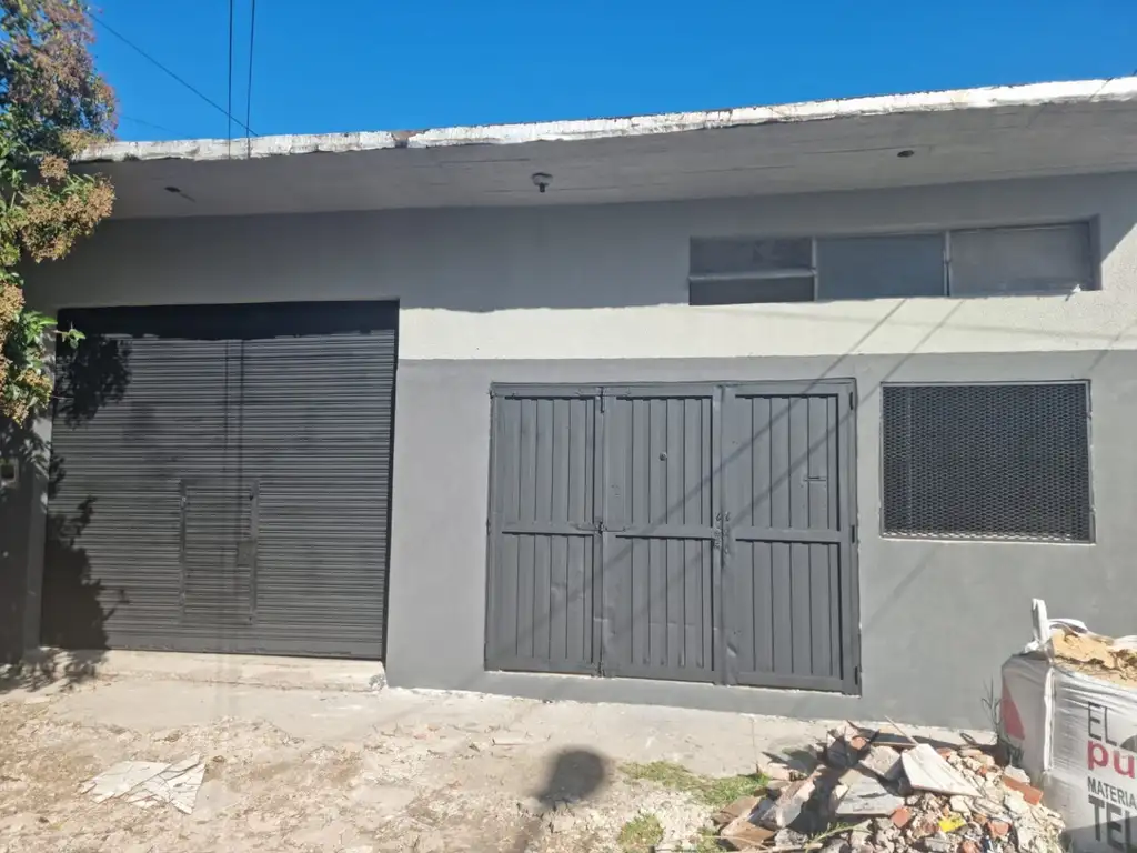 OPORTUNIDAD - NUEVO PRECIO - Dos departamentos tipo casa en bloque, con garage y local.