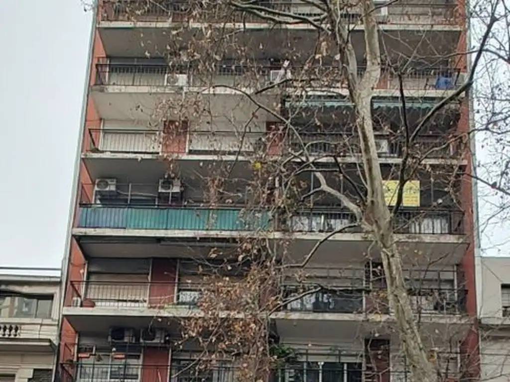 3 amb c/ balcón, ubicado sobre Acoyte y Rivadavía