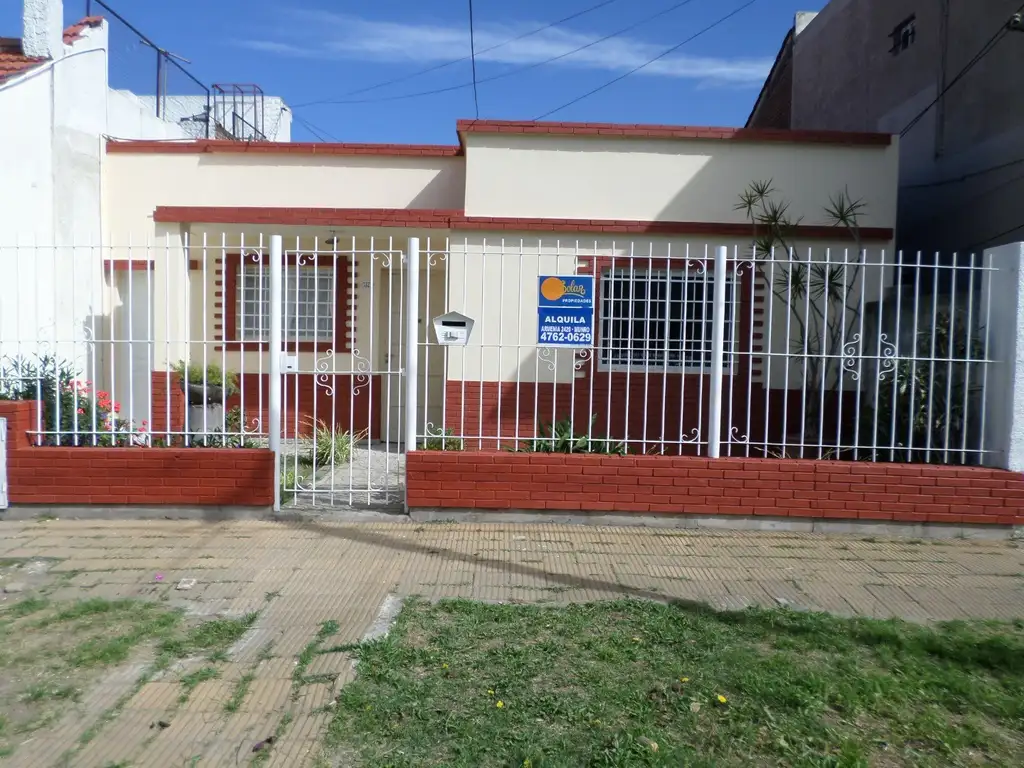 CASA 3 AMBIENTES EN LOTE PROPIO CON JARDÍN