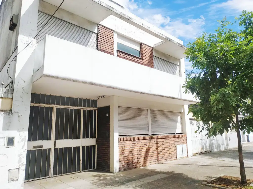 Casa S/Lote 8.66 x 31.10. Cuenta de 2 Viviendas con todas sus comodidades c/u.