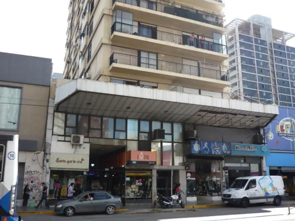 ALQUILER MONOAMBIENTE, KItCHENETTE CON HELADERA Y PATIO, SOBRE AV. CABILDO