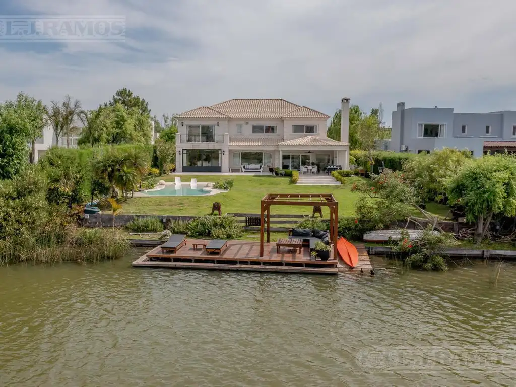 Casa a la laguna con 4 dormitorios en venta en Los Castores