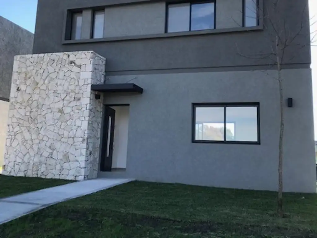 Excelente casa de 4 ambientes en venta en El Aljibe