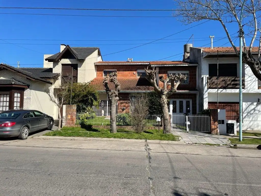 Venta de casa de 5 ambientes con parque