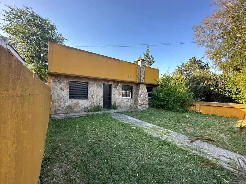 600 e/  9 y 11 - CASA CON JARDIN (VILLA ELVIRA)