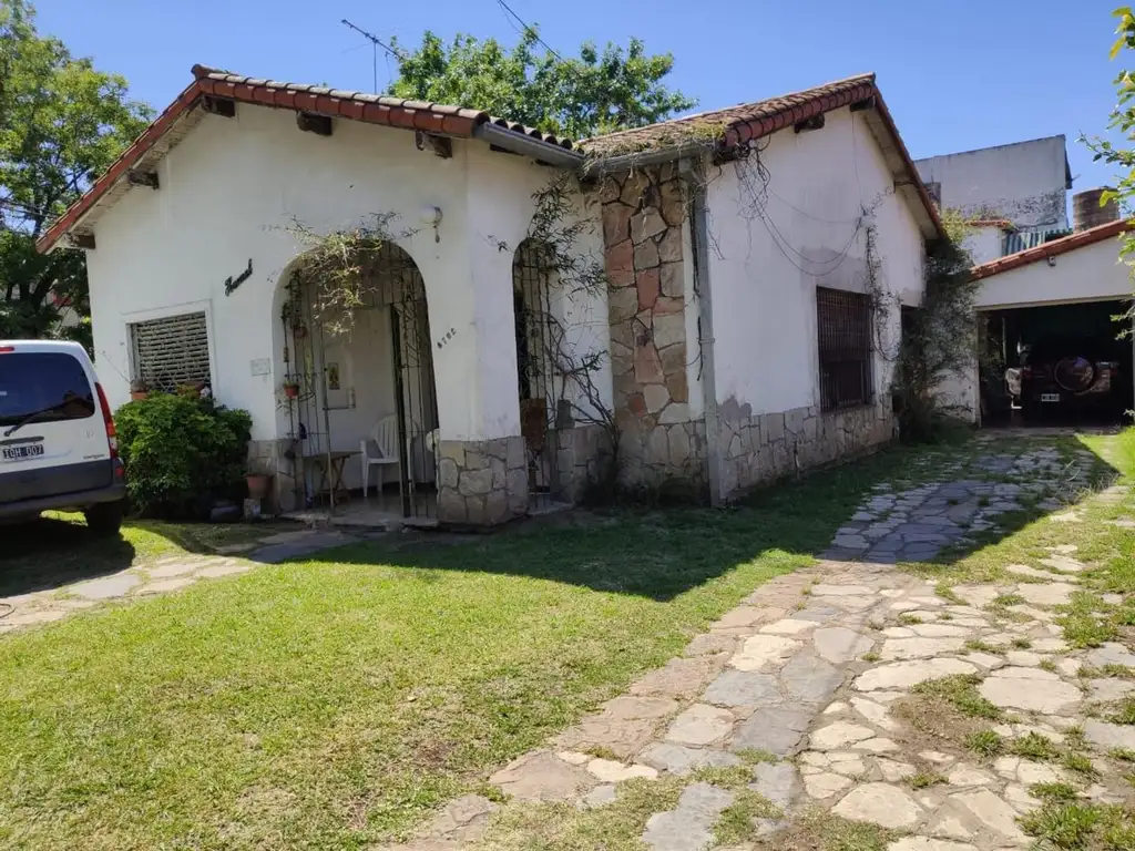 Casa sobre gran terreno en esquina