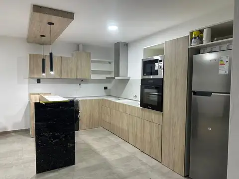 SE VENDE CASA REMODELADA A NUEVO, EQUIPADA, 3 D., PATIO!