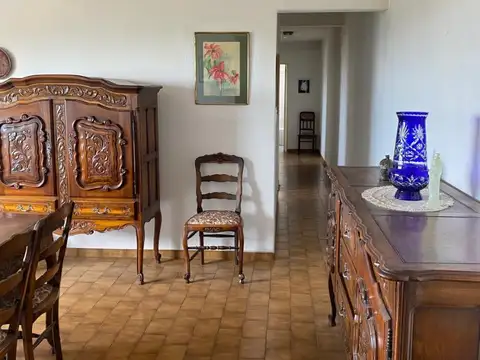 VENTA   DEPARTAMENTO 4 AMBIENTES AL  FRENTE CON COCHERA