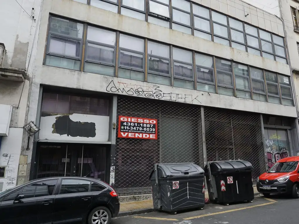 Edificio de 3 plantas con 1900 m2.