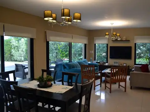 Casa en Venta - 3 dormitorios - USD 495.000